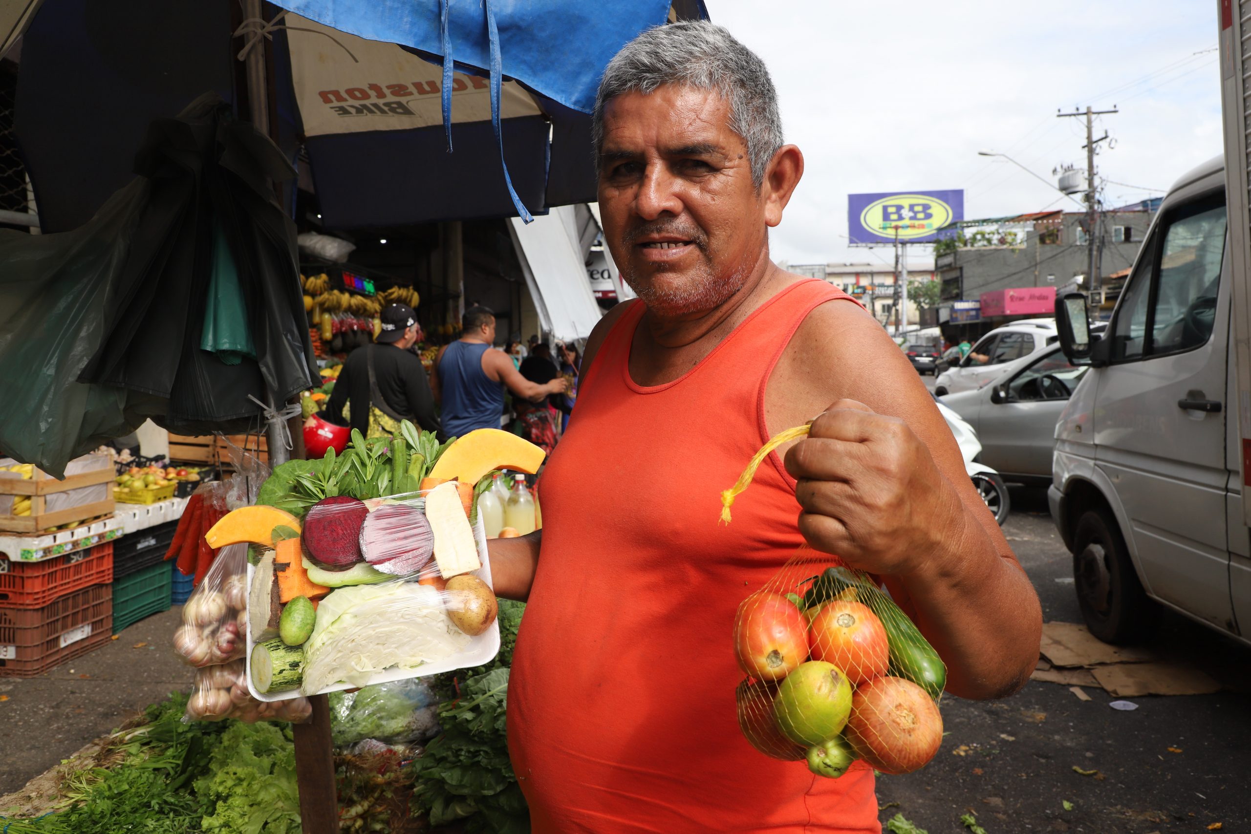 Luiz Carlos Colares lucra pela quantidade de kits que comercializa diariamente na Feira da Pedreira  Foto: Mauro Ângelo