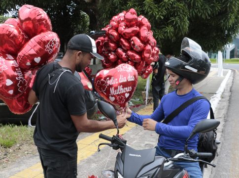 Berlém,Pará, Brasil, caderno cidade- Dia internacional das mulheres. Como de costume, as flores e balões em formato de coração ou contendo frases foram os itens mais procurados pela clientela. Foto: Celso Rodrigues/ Diário do Pará.