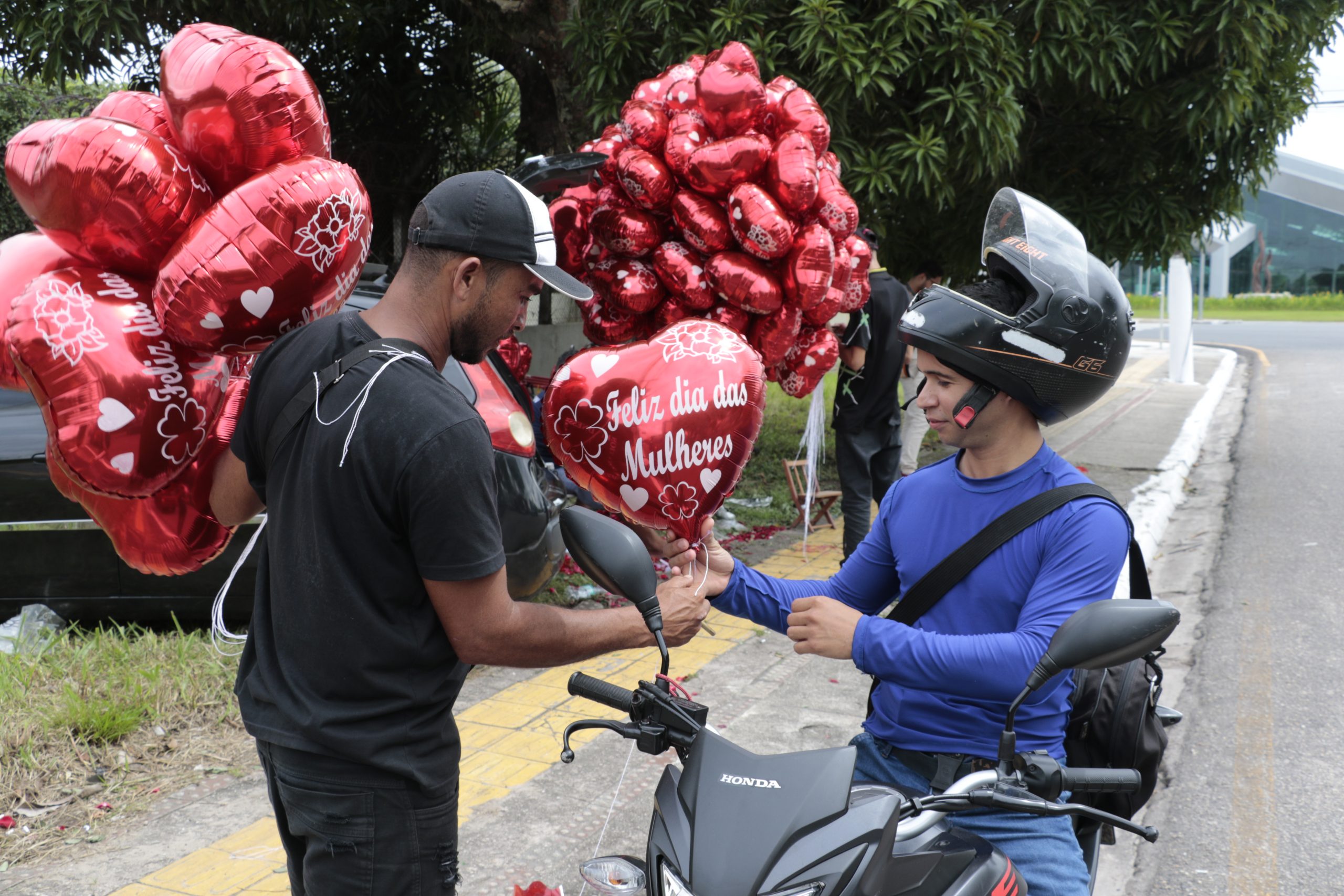 Berlém,Pará, Brasil, caderno cidade- Dia internacional das mulheres. Como de costume, as flores e balões em formato de coração ou contendo frases foram os itens mais procurados pela clientela. Foto: Celso Rodrigues/ Diário do Pará.