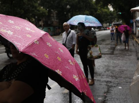 Pelas ruas da capital, é comum encontrar ambulantes que oferecem uma diversidade de produtos

FOTO: WAGNER ALMEIDA