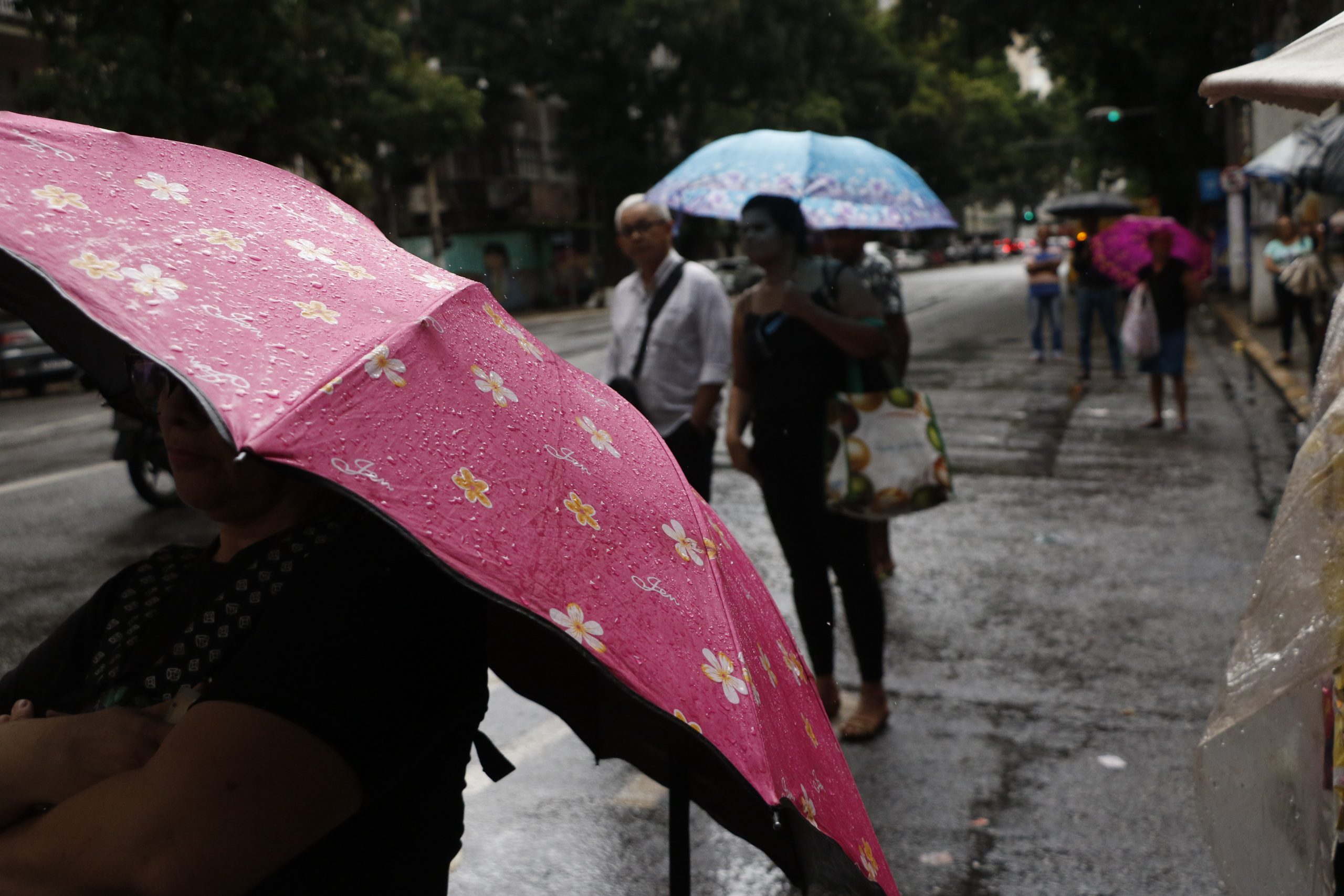 Pelas ruas da capital, é comum encontrar ambulantes que oferecem uma diversidade de produtos

FOTO: WAGNER ALMEIDA