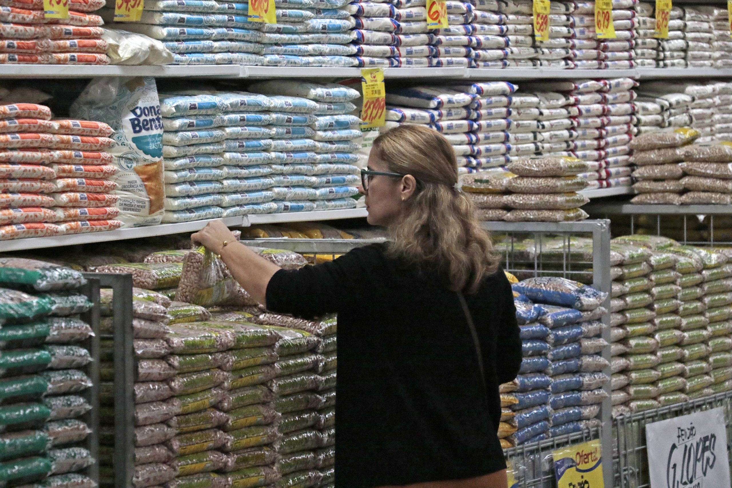 O custo da cesta básica voltou a ficar mais alto no mês passado, impulsionado principalmente por produtos como o feijão e o arroz. Foto: Wagner Almeida / Diário do Pará.