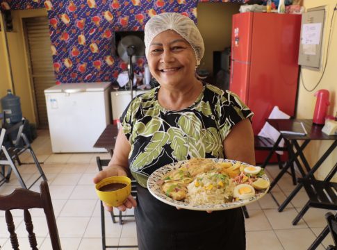 Ana Menezes conta que chegou a preparar 200 marmitas durante a pandemia. Serviço de entregas continua fazendo sucesso. Foto celso Rodrigues/ Diário do Pará