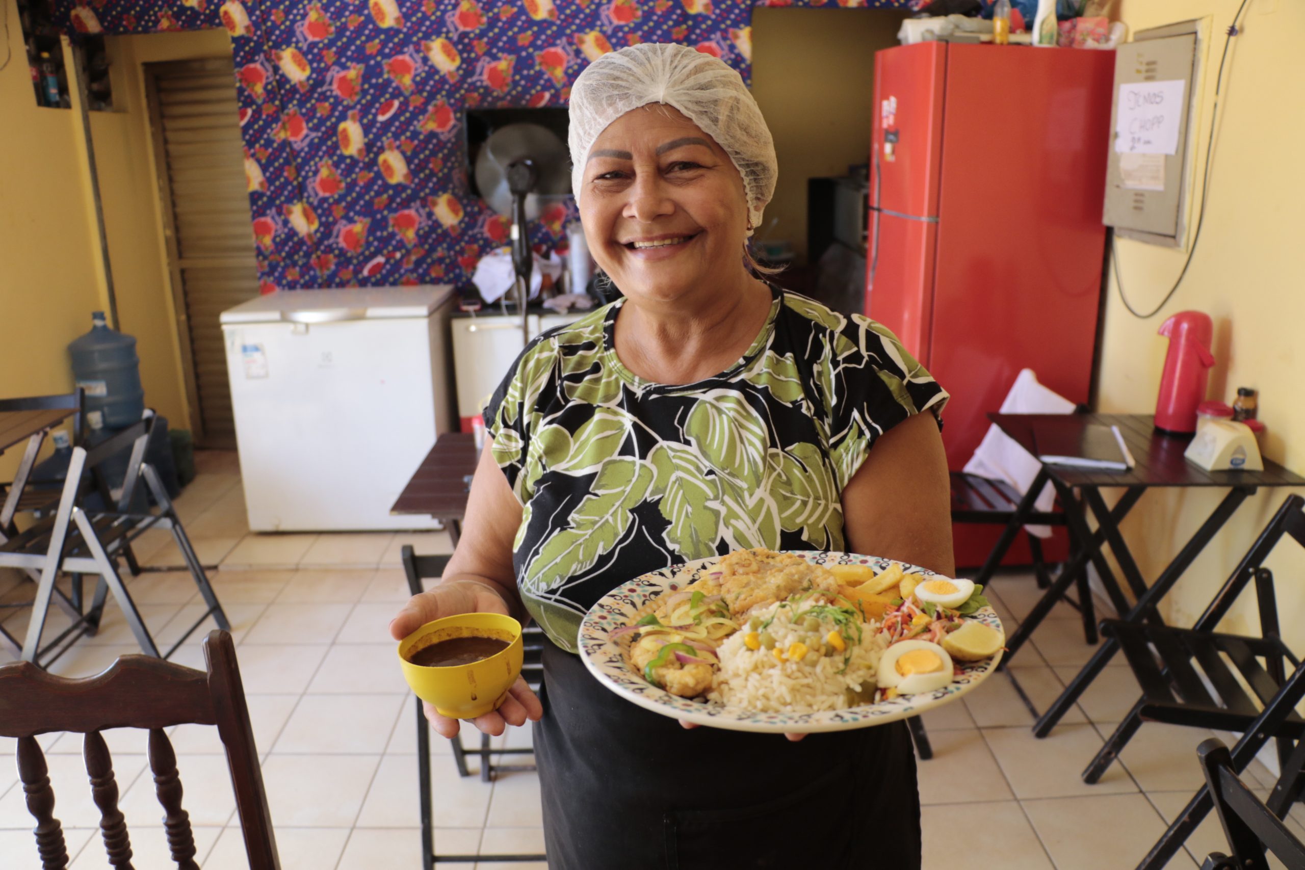 Ana Menezes conta que chegou a preparar 200 marmitas durante a pandemia. Serviço de entregas continua fazendo sucesso. Foto celso Rodrigues/ Diário do Pará