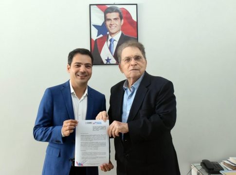 2 Lutfala com o prefeito de São Miguel do Guamá, Eduardo Pio X Legenda

FOTOs: divulgação