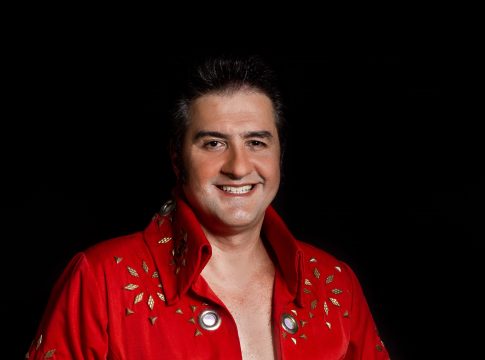 Hely Pereira faz cover de Elvis Presley há 27 anos. Agora, fará duas noites no Theatro da Paz cantando o repertório do ídolo FOTO: DIVULGAÇÃO