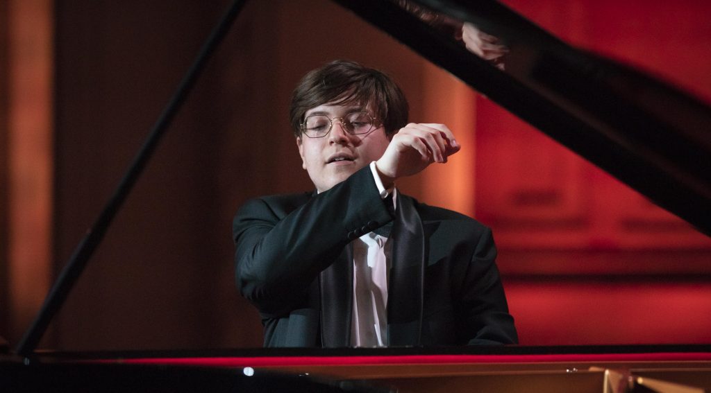Estefan Iatcekiw, de 19 anos, será o solista convidado do concerto desta noite. FOTO: divulgação Estefan Iatcekiw, de 19 anos, será o solista convidado do concerto desta noite. FOTO: divulgação