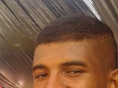 Atirador chegou em uma motocicleta e disparou contra a vítima, que ainda foi socorrida até o PSM da 14, mas morreu. O rapaz tinha 25 anos. Foto: Divulgação