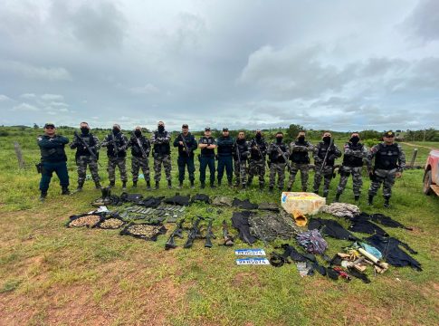 Além das armas de grosso calibre com dois fuzis Ponto 50, os militares fizeram a apreensão de muita munição e coletes balísticos. Foto: Divulgação