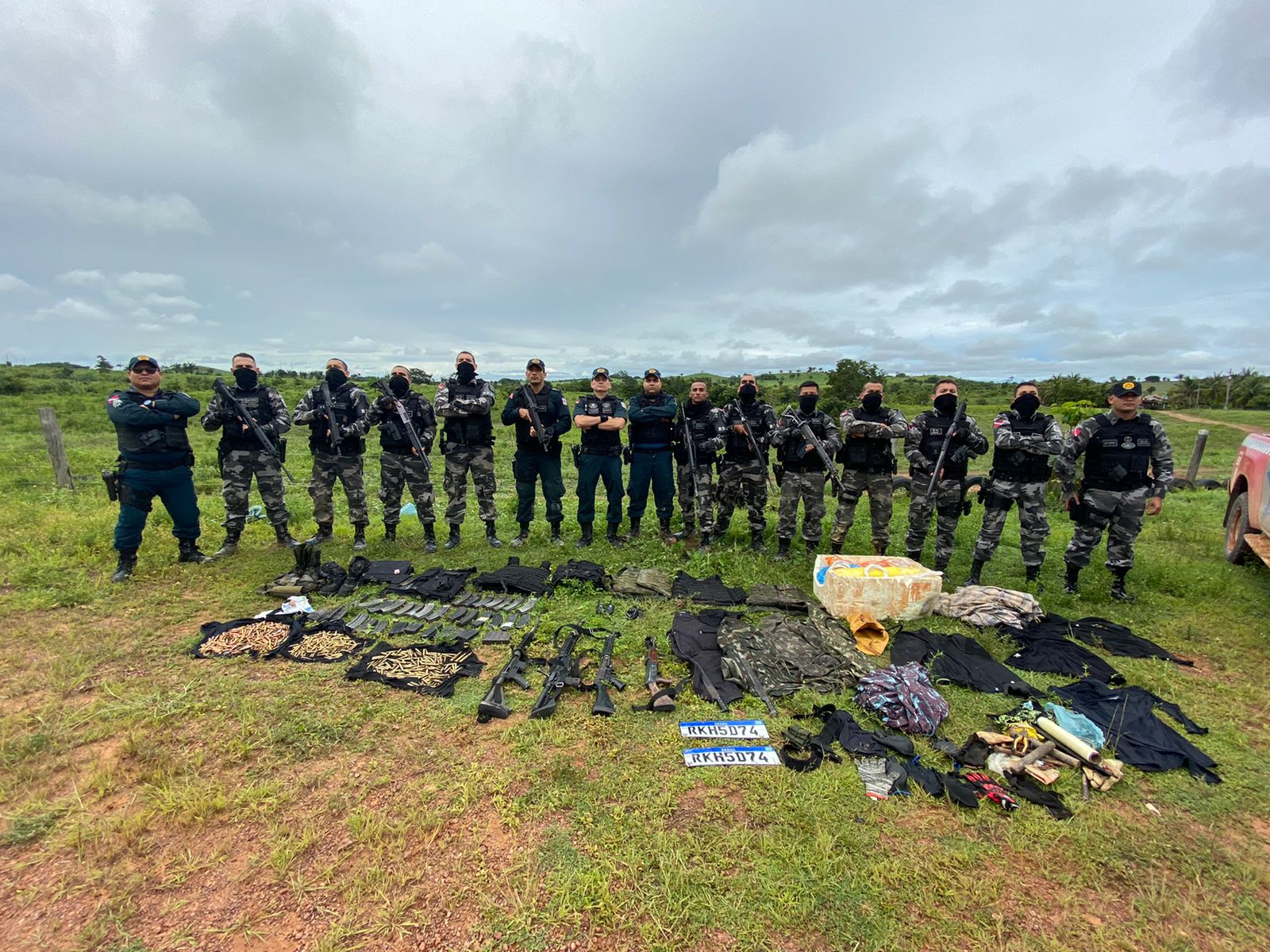 Além das armas de grosso calibre com dois fuzis Ponto 50, os militares fizeram a apreensão de muita munição e coletes balísticos. Foto: Divulgação