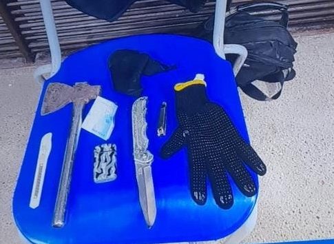 Armas apreendidas com o aluno acusado de agressão. Foto: Divulgação