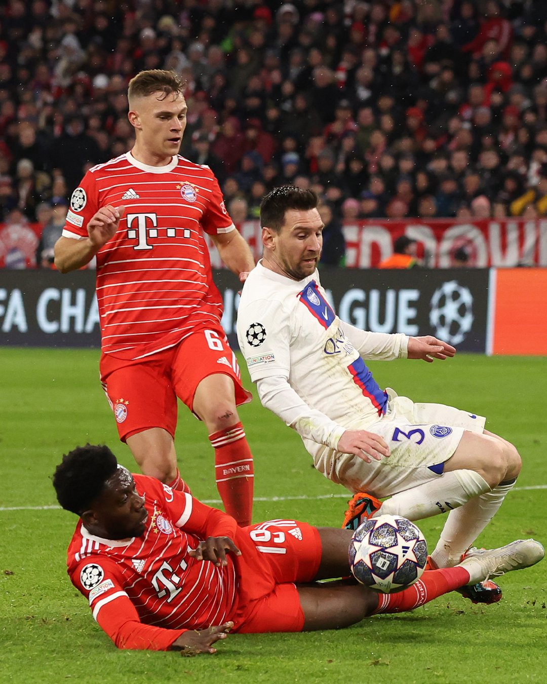 Messi e Mbappé bem tentaram, mas suas atuações estiveram aquém do que o PSG precisava para ganhar do Bayern Munique, na Alemanha, e avançar às quartas de final. Foto: Uefa/divulgação