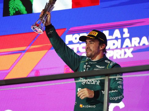 O espanhol Fernando Alonso, da Aston Martin, cruzou a linha de chegada em terceiro, mas só teve a sua posição confirmada pela direção de prova quase cinco horas depois da corrida. Foto: Divulgação