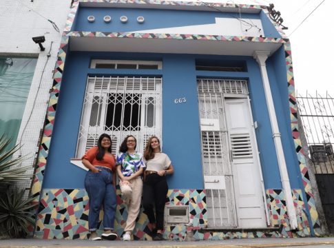 Marco do modernismo paraense, o movimento Raio-que-o-parta deixou vestígios em diferentes construções espalhadas pela cidade, com os painéis compostos por cacos de azulejos que identificam a linguagem estética do modernismo na arquitetura. Na foto, da esquerda para direita, Gabrielli Arnour, arquiteta, Danielle Fonseca, artista plástica e Elis Almeida, arquiteta. Foto-Wagner Santana/Diário do Pará.