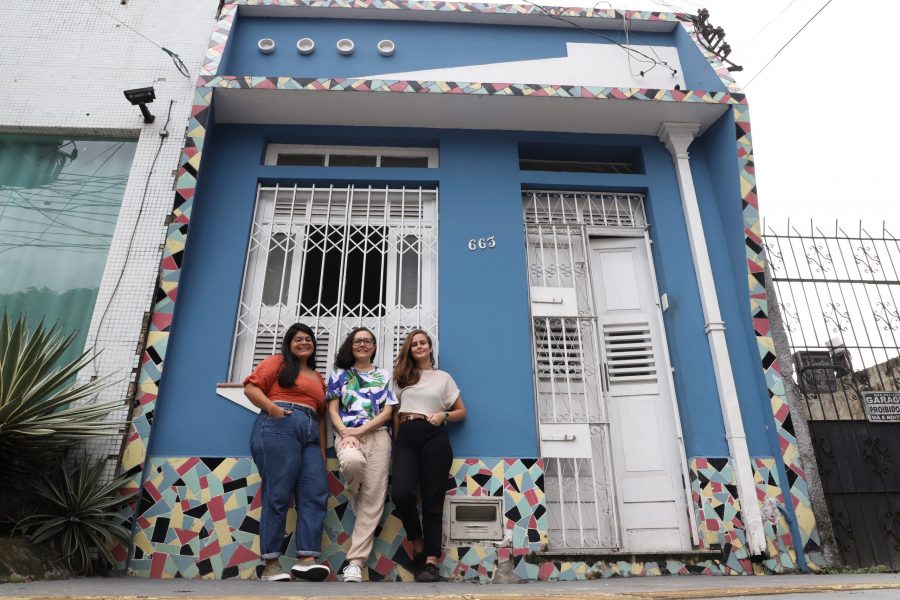 Marco do modernismo paraense, o movimento Raio-que-o-parta deixou vestígios em diferentes construções espalhadas pela cidade, com os painéis compostos por cacos de azulejos que identificam a linguagem estética do modernismo na arquitetura. Na foto, da esquerda para direita, Gabrielli Arnour, arquiteta, Danielle Fonseca, artista plástica e Elis Almeida, arquiteta. Foto-Wagner Santana/Diário do Pará.