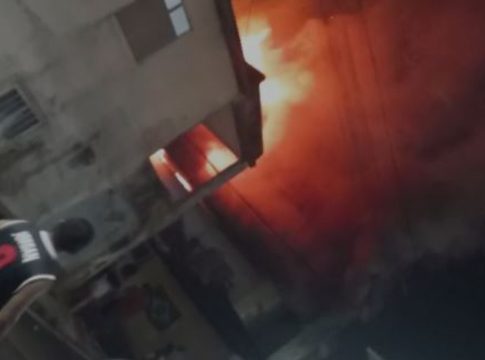 Incêndio atingiu várias casas. Foto: Reprodução