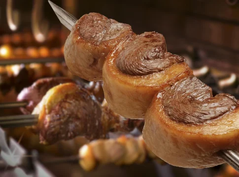 A prática de evitar carne vermelha durante a Quaresma, período que antecede a Semana Santa, desperta curiosidade em quem não segue a religião