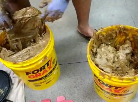 no meio do produto foram encontrados quatro pacotes, sendo dois em cada balde contendo a droga conhecida como “skank”, a supermaconha. Foto: Divulgação