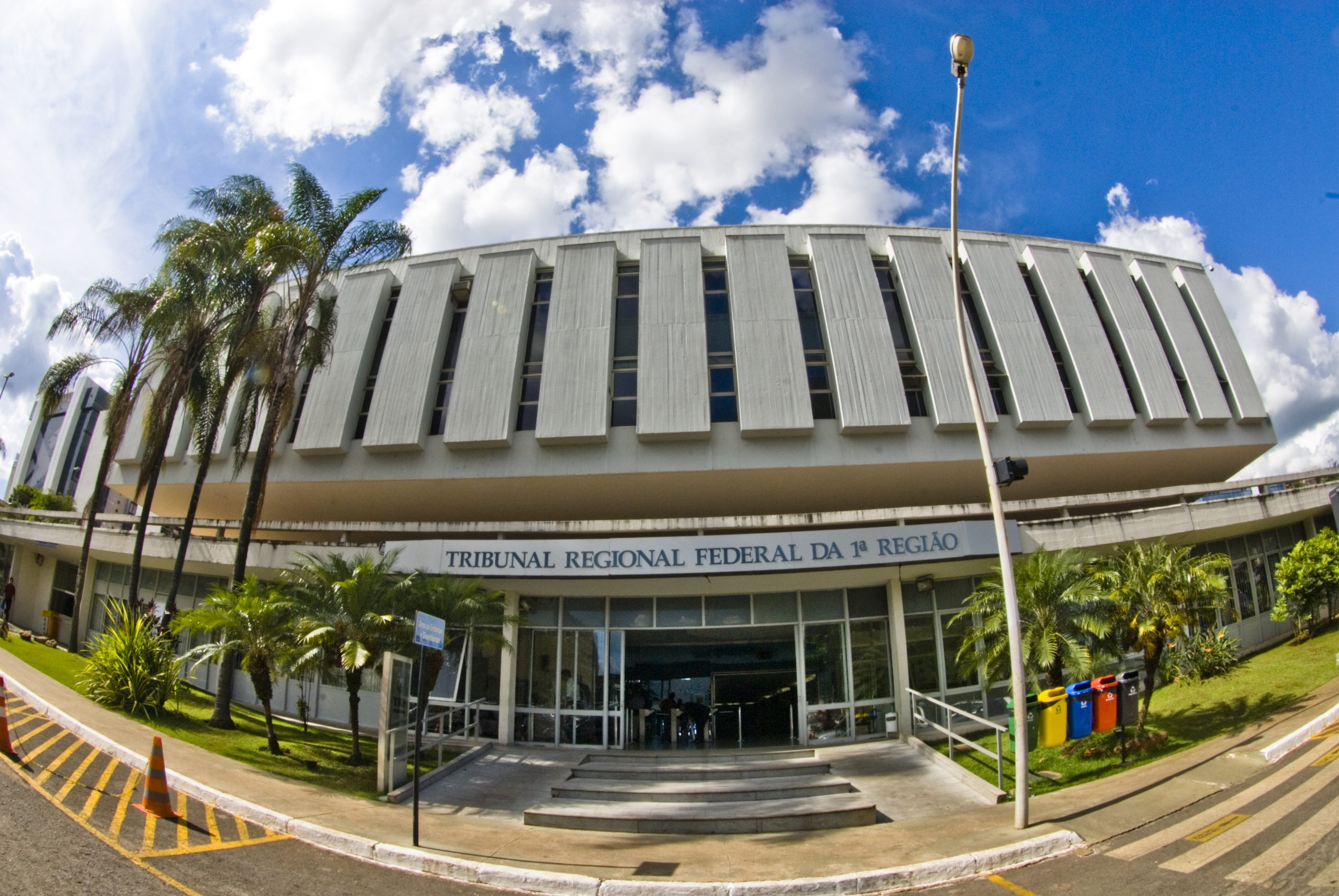 Podem presta o concurso do TRF1 (Tribunal Regional Federal da 1ª Região) bacharéis em direito com experiência mínima, após a graduação, de três anos em atividade jurídica. Foto: Divulgação