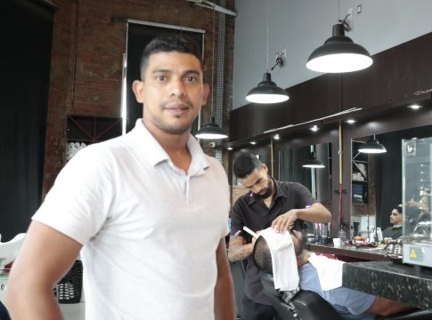Sérgio dos Santos é empresário do ramo de barbearia. Na próxima segunda-feira são esperados mais dois novos funcionários 
