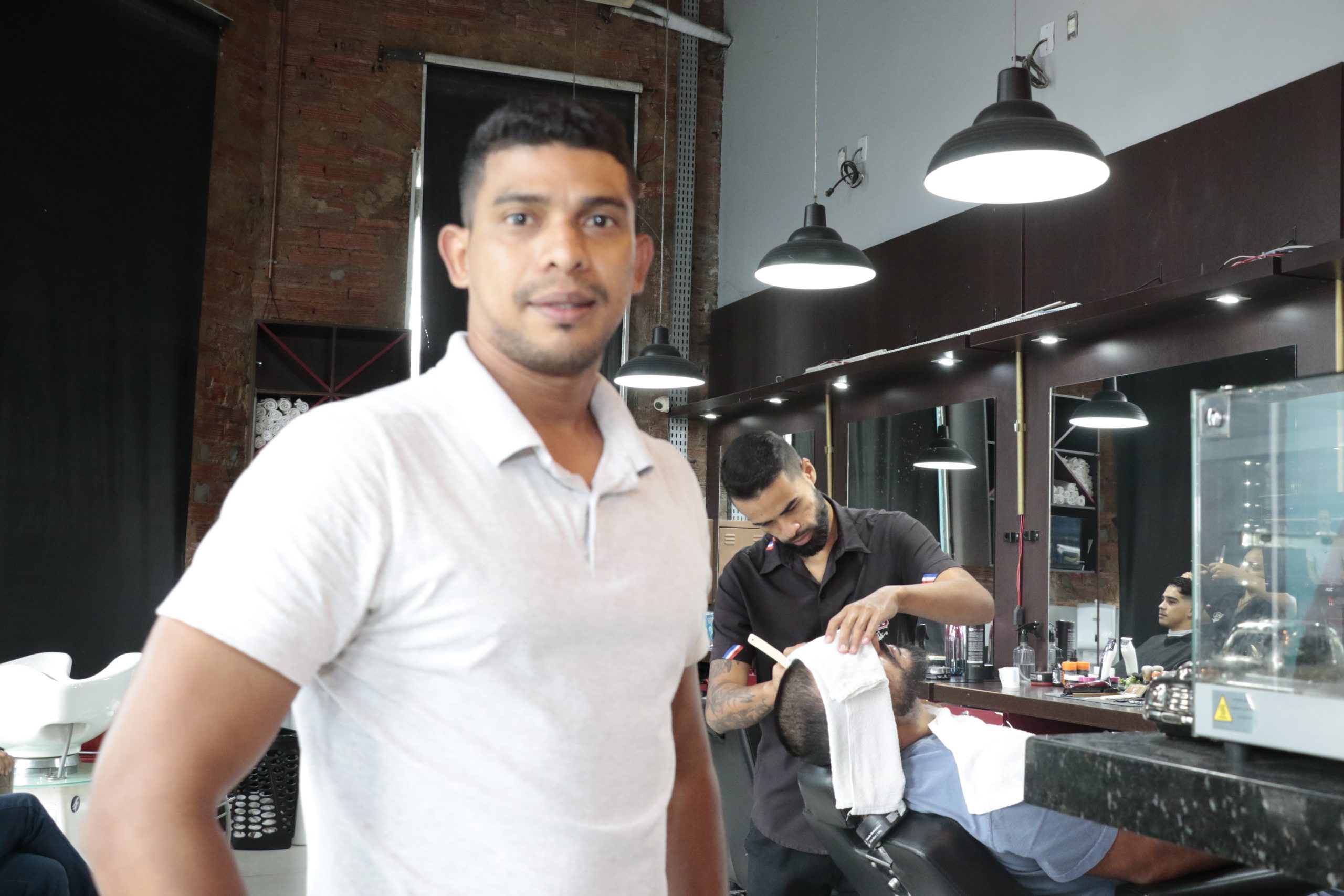 Sérgio dos Santos é empresário do ramo de barbearia. Na próxima segunda-feira são esperados mais dois novos funcionários 