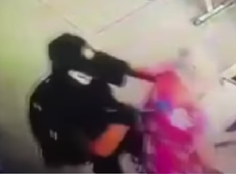 O adolescente de 13 anos que atacou uma escola de São Paulo na manhã desta segunda-feira (27) invadiu a sala usando uma máscara de caveira e esfaqueou uma professora que estava de costas, segundo as imagens do circuito de interno.