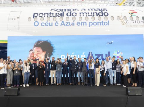 Tripulantes da Azul celebrando o título de Companhia Aérea Mais Pontual do Mundo. Foto: Divulgação