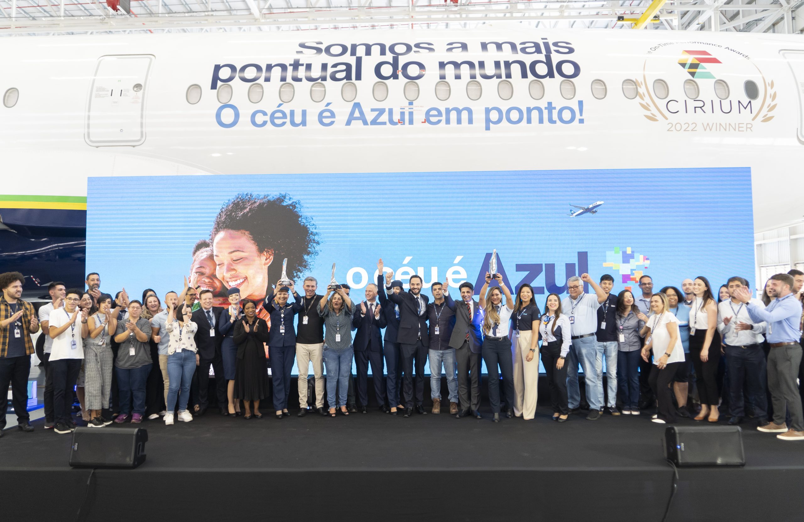 Tripulantes da Azul celebrando o título de Companhia Aérea Mais Pontual do Mundo. Foto: Divulgação