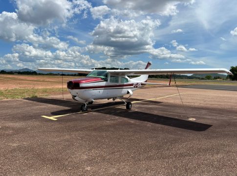 PF prende duas pessoas acusadas de roubar aeronave apreendida. Foto: PF Divulgação