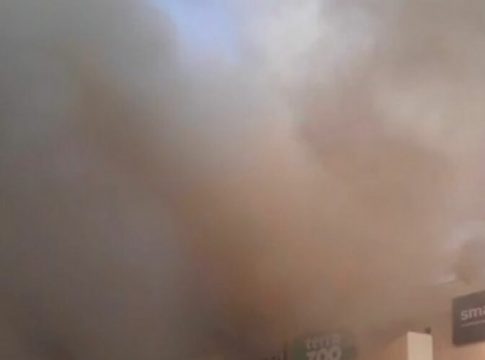 O incêndio começou por volta das 16h, no terceiro pavimento do shopping, em um projetor de uma sala de cinema. Foto: Reprodução