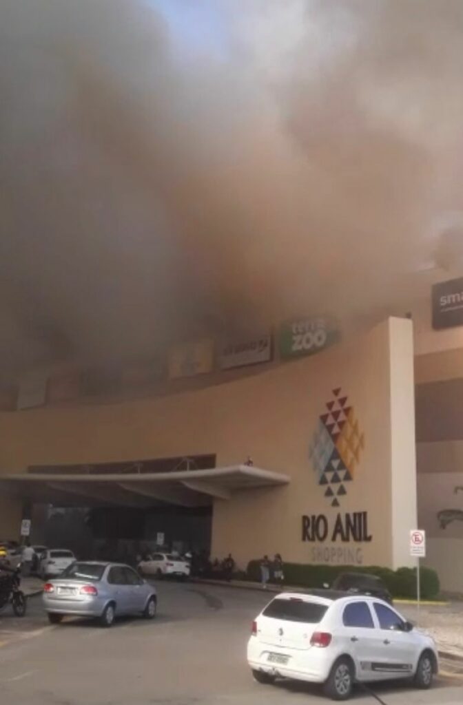 O incêndio começou por volta das 16h, no terceiro pavimento do shopping, em um projetor de uma sala de cinema. Foto: Reprodução