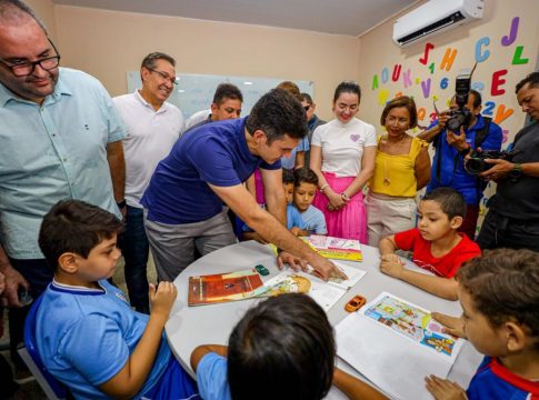 O governador Helder Barbalho entregou escola reconstruída em Ananindeua e anunciou a contratação de professores temporários. Foto: Agência Pará