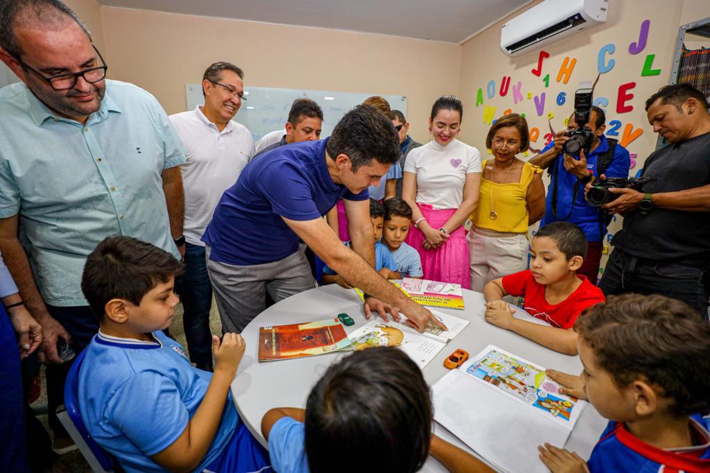 O governador Helder Barbalho entregou escola reconstruída em Ananindeua e anunciou a contratação de professores temporários. Foto: Agência Pará