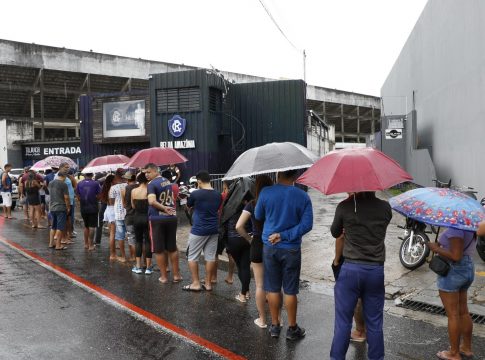 Torcida do Remo faz fila para comprar ingressos no Baenão. Foto: Celso Rodrigues/Diário do Pará