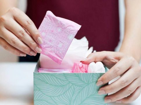 Absorventes gratuitos estão sendo distribuídos para pessoas em situação vulnerabilidade em todo o país, desde o último mês de janeiro. Foto: Divulgação