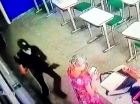 O adolescente esfaqueou a professora Elizabeth Tenreiro pelas costas em sala de aula

FOTOs: reprodução