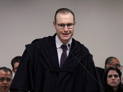 O advogado Cristiano Zanin Martins, que cuidou dos processos criminais contra Lula, poderá ser indicado pelo presidente a uma das vagas que serão abertas no STF