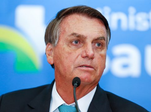 As legendas questionavam a conduta do então presidente da República Jair Bolsonaro de desautorizar o Ministério da Saúde a assinar protocolo de intenção de aquisição da CoronaVac. 
FOTO: Alan Santos-PR