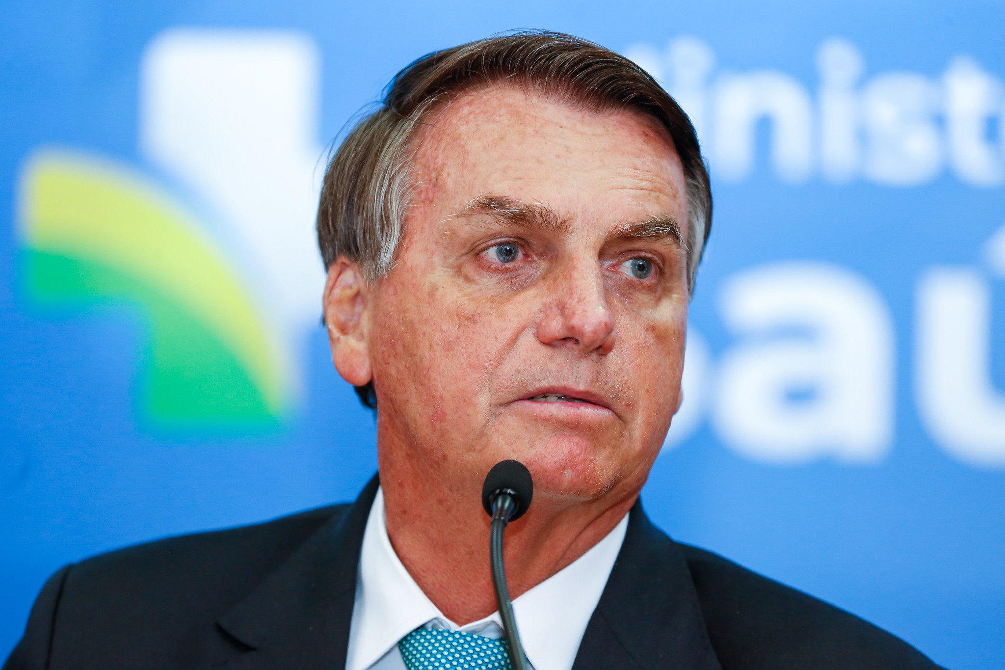 As legendas questionavam a conduta do então presidente da República Jair Bolsonaro de desautorizar o Ministério da Saúde a assinar protocolo de intenção de aquisição da CoronaVac. 
FOTO: Alan Santos-PR