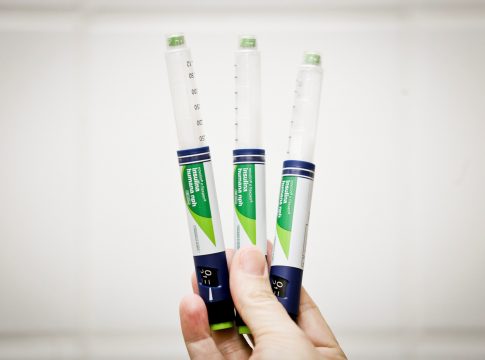 Operadoras de planos de saúde devem cobrir bomba de insulina para beneficiários com diabetes tipo 1, decide STJ.