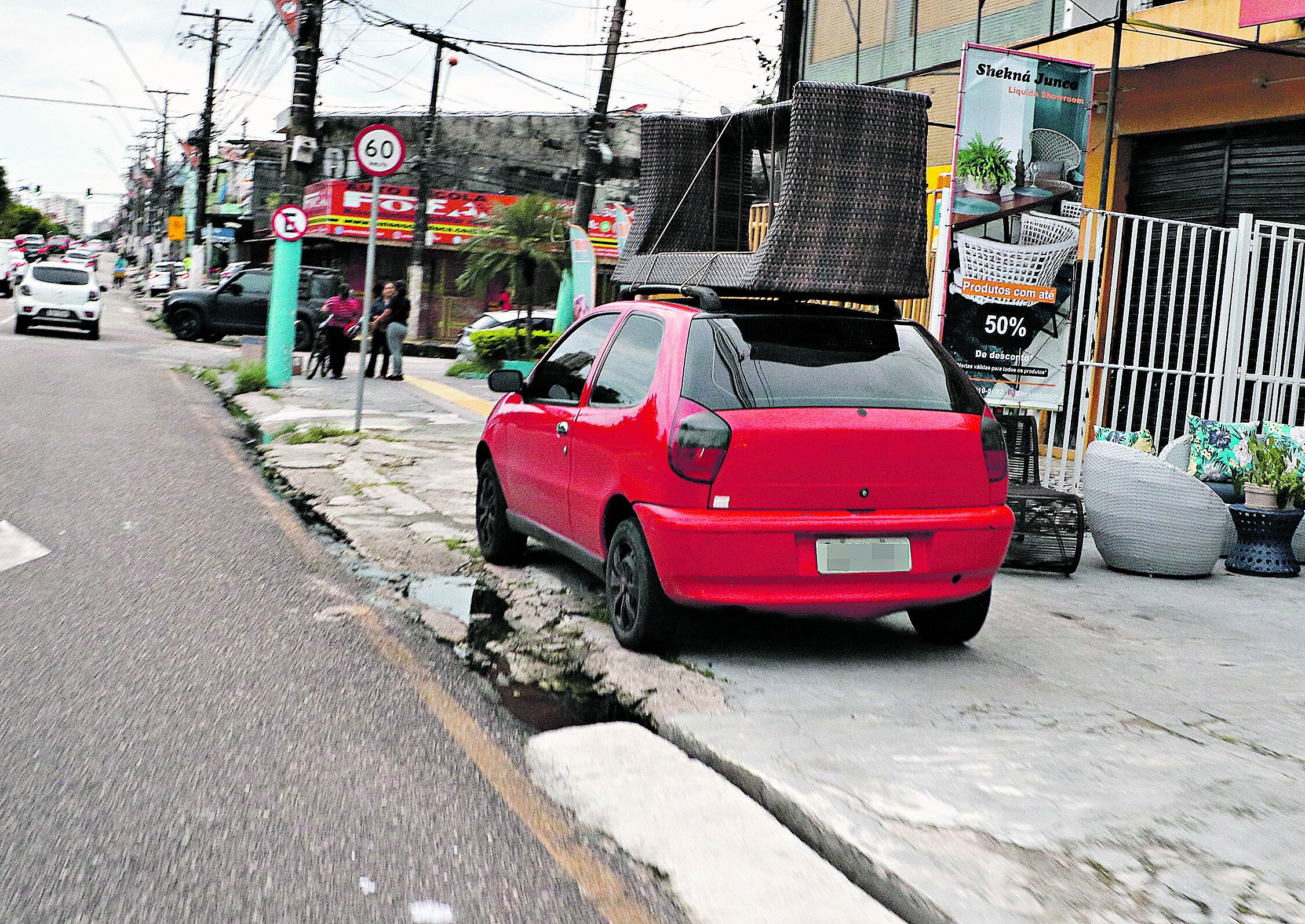 A Semob aplicou mais de mil multas neste ano por estacionamento em calçadas. Foto: Ricardo Amanajás / Diario do Pará