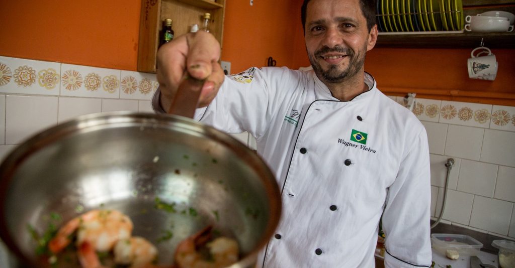 O chef Wagner Vieira preparou uma receita em harmonia com uma composição do pianista francês Pierre Thilloy. FOTO: FERNANDO SETTE/AGÊNCIA BELÉM O chef Wagner Vieira preparou uma receita em harmonia com uma composição do pianista francês Pierre Thilloy. FOTO: FERNANDO SETTE/AGÊNCIA BELÉM