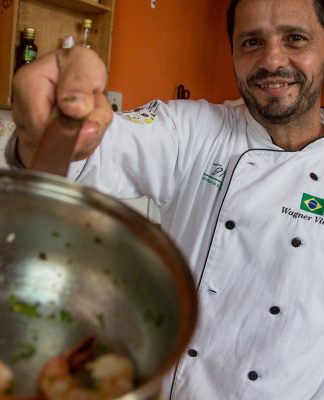 O chef Wagner Vieira preparou uma receita em harmonia com uma composição do pianista francês Pierre Thilloy. FOTO: FERNANDO SETTE/AGÊNCIA BELÉM