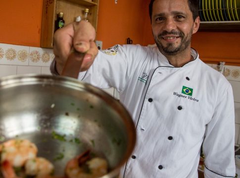 O chef Wagner Vieira preparou uma receita em harmonia com uma composição do pianista francês Pierre Thilloy. FOTO: FERNANDO SETTE/AGÊNCIA BELÉM