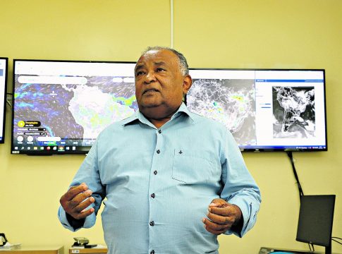 José Raimundo, do Inmet, diz que as nuvens carregadas estão posicionadas mais sobre a metrópole e as regiões litorâneas Foto: Wagner Almeida / Diário do Pará.