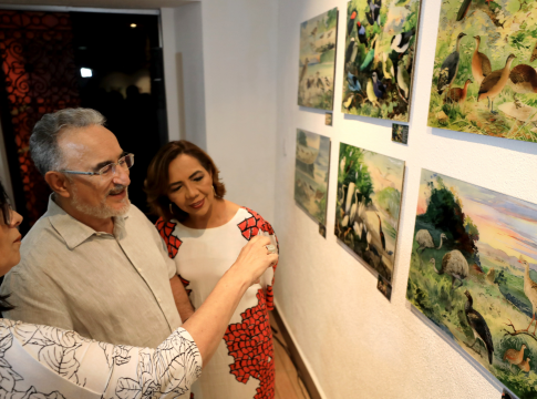O prefeito Edmilson Rodrigues com a presidente da Fumbel, Inês Silveira, e a curadora da mostra, Lani Goeldi FOTO: MARCOS BARBOSA/AG. BELÉM