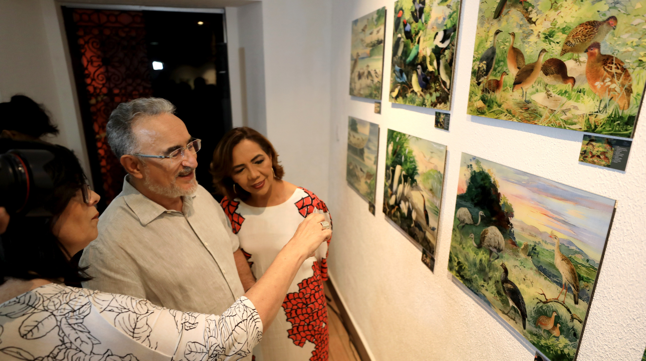 O prefeito Edmilson Rodrigues com a presidente da Fumbel, Inês Silveira, e a curadora da mostra, Lani Goeldi FOTO: MARCOS BARBOSA/AG. BELÉM