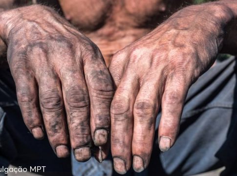 As empresas foram alvo de ação civil pública de autoria do Ministério Público do Trabalho PA-AP após uma fiscalização, em 2012, flagrar 150 trabalhadores, entre eles 5 adolescentes, em condições análogas à escravidão,