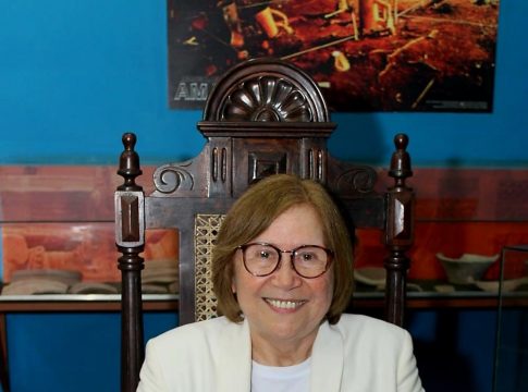 Marilza de Melo Foucher faz sessão de autógrafos no  ICA/UFPA FOTO: ACERVO PESSOAL