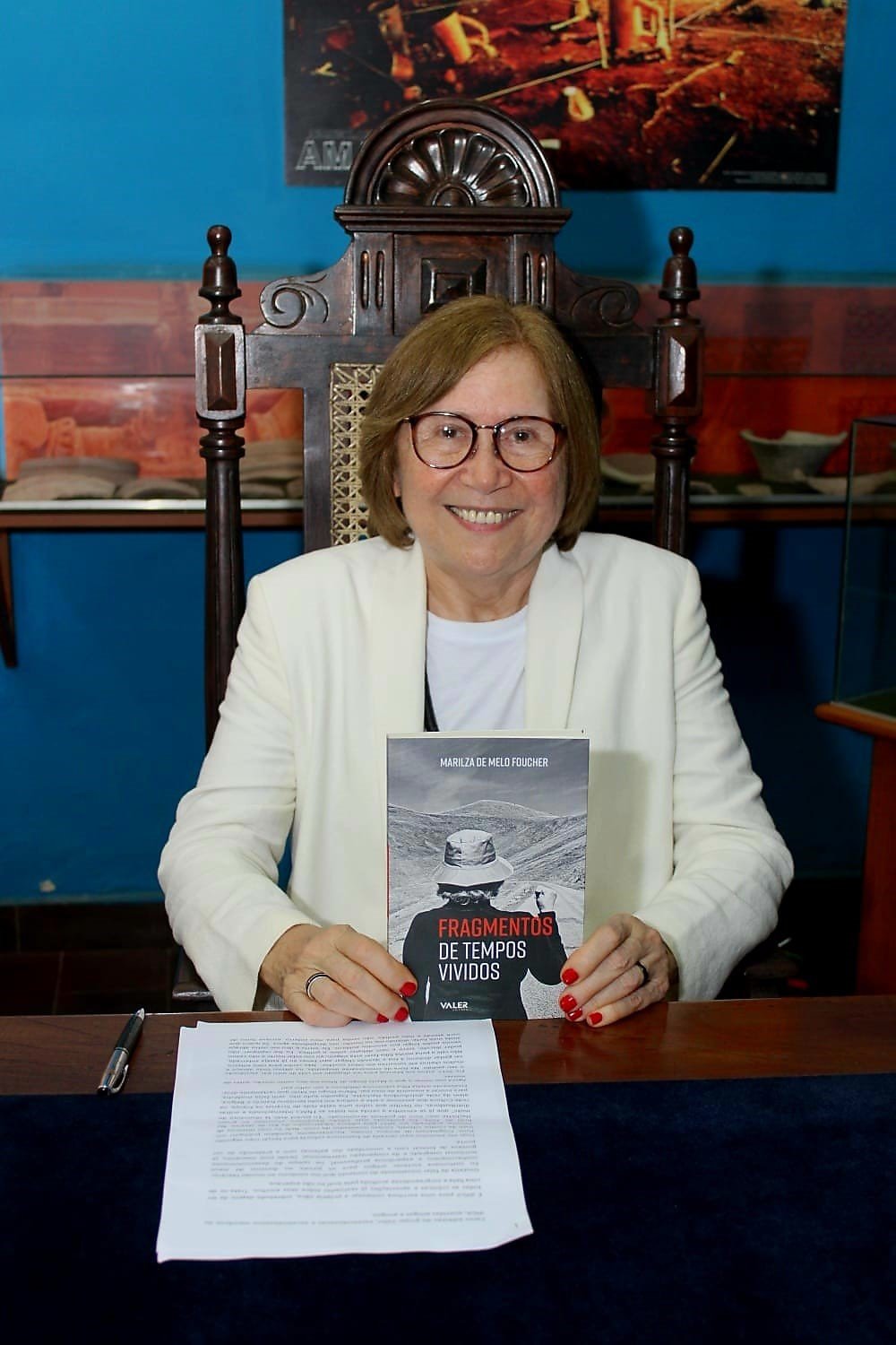 Marilza de Melo Foucher faz sessão de autógrafos no  ICA/UFPA FOTO: ACERVO PESSOAL